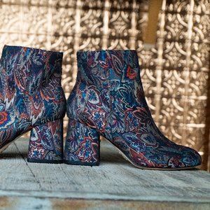 Nicole Miller Artelier Size 9 Jacquard Bootie